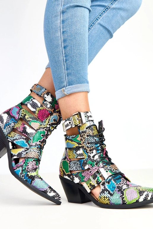 Erinevat värvi botased kontsaga... Erinevat värvi botased kontsaga...