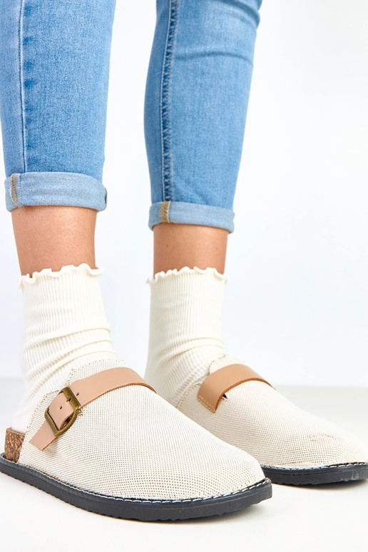 Kreemjas sussid korkplatvormil... Kreemjas sussid korkplatvormil...