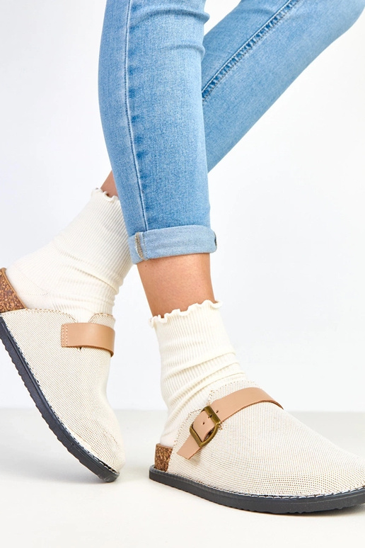 Kreemjas sussid korkplatvormil... Kreemjas sussid korkplatvormil...