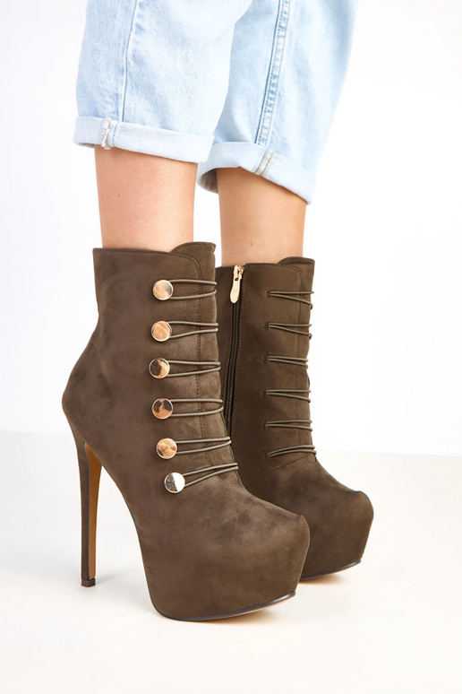 Rohelised botased platvormil ja kõrge... Rohelised botased platvormil ja kõrge...