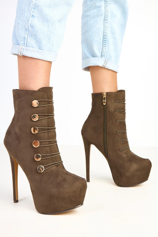 Rohelised botased platvormil ja kõrge... Rohelised botased platvormil ja kõrge...