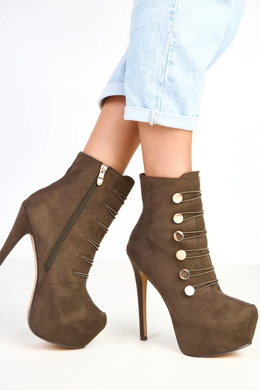 Rohelised botased platvormil ja kõrge... Rohelised botased platvormil ja kõrge...