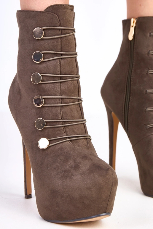 Rohelised botased platvormil ja kõrge... Rohelised botased platvormil ja kõrge...