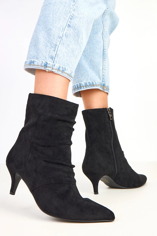 Mustad botased madala kontsaga...