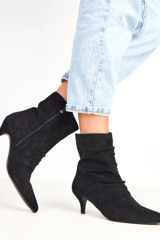 Mustad botased madala kontsaga...