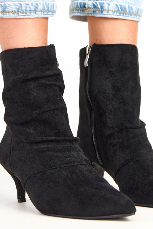 Mustad botased madala kontsaga...