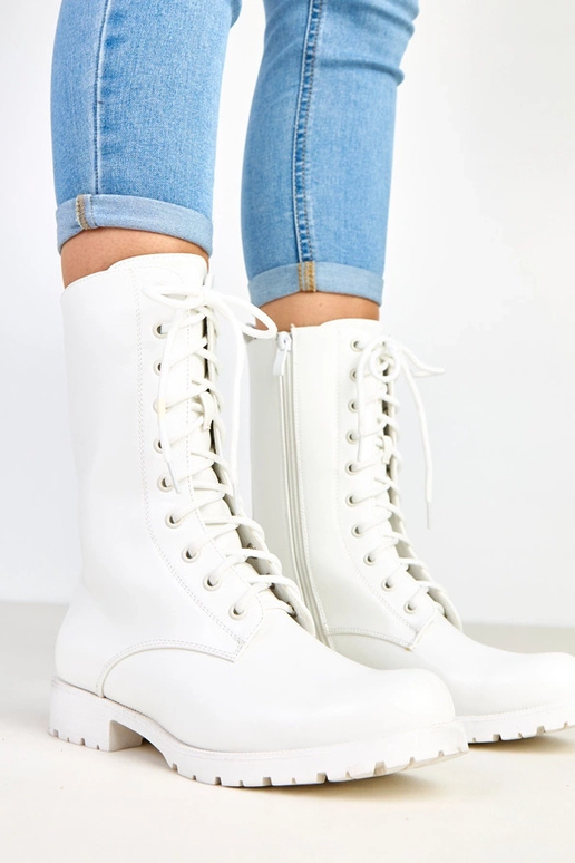 Valged botased madala kontsaga... Valged botased madala kontsaga...