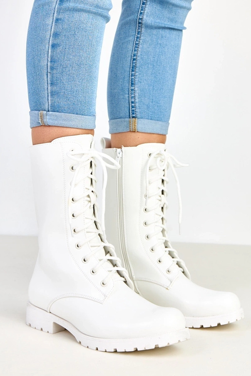 Valged botased madala kontsaga... Valged botased madala kontsaga...