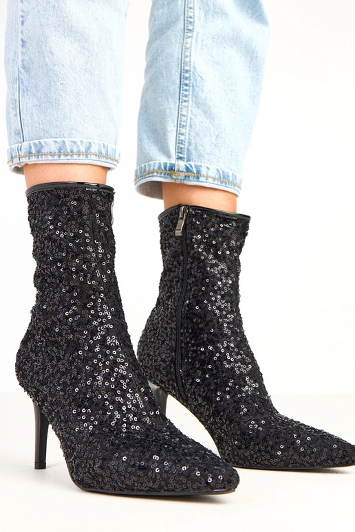 Mustad botased sädelevate... Mustad botased sädelevate...