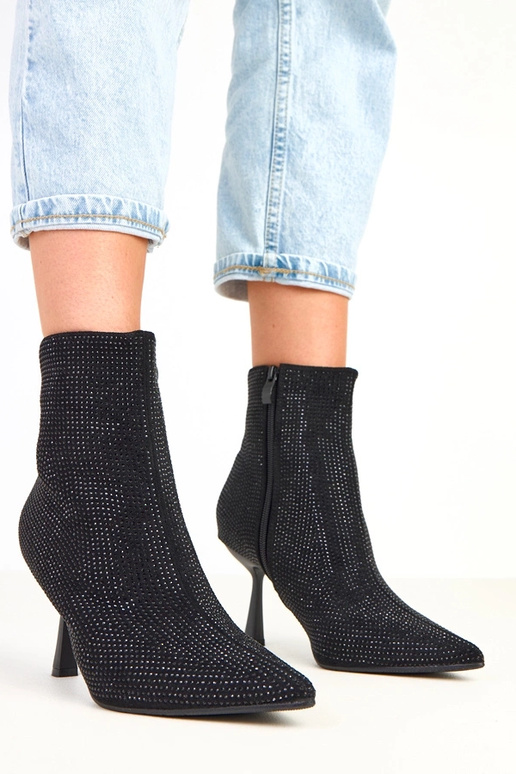 Mustad botased kõrge kontsaga... Mustad botased kõrge kontsaga...