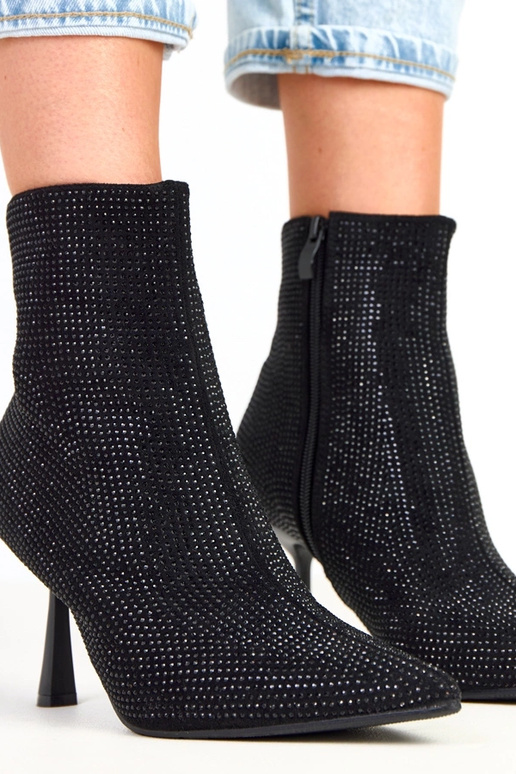 Mustad botased kõrge kontsaga... Mustad botased kõrge kontsaga...