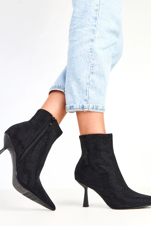 Mustad botased kõrge kontsaga... Mustad botased kõrge kontsaga...