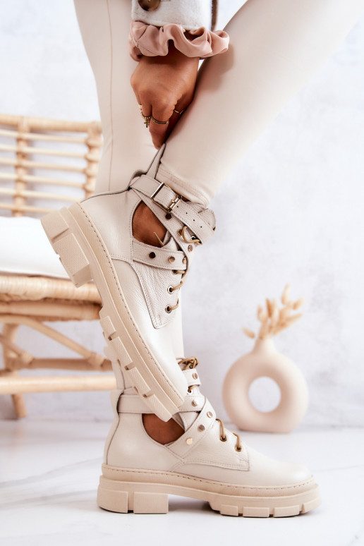 Pealhk Pealiste omad Pealiste poolsaapad Väljalõigetega Elevandiluu värvi Everly Pealhk Pealiste omad Pealiste poolsaapad Väljalõigetega Elevandiluu värvi Everly