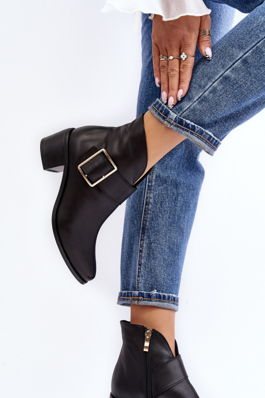 Pealhk Pealiste poolsaapad Sellel ondalal postil neetide ja pandlaga msuud Liliane