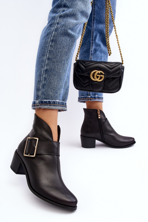 Pealhk Pealiste poolsaapad Sellel ondalal postil neetide ja pandlaga msuud Liliane