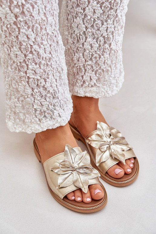 Sussid kaunistustega Pealturaalsest nahast Zazoo 3667 Kuldset värvi Sussid kaunistustega Pealturaalsest nahast Zazoo 3667 Kuldset värvi