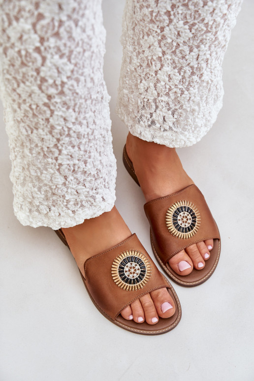 Plätud naturaalsest nahast kaunistustega laiade nööridega Lesisseski 3047/O pruunid värvi Plätud naturaalsest nahast kaunistustega laiade nööridega Lesisseski 3047/O pruunid värvi