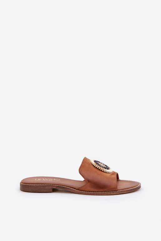 Plätud naturaalsest nahast kaunistustega laiade nööridega Lesisseski 3047/O pruunid värvi Plätud naturaalsest nahast kaunistustega laiade nööridega Lesisseski 3047/O pruunid värvi