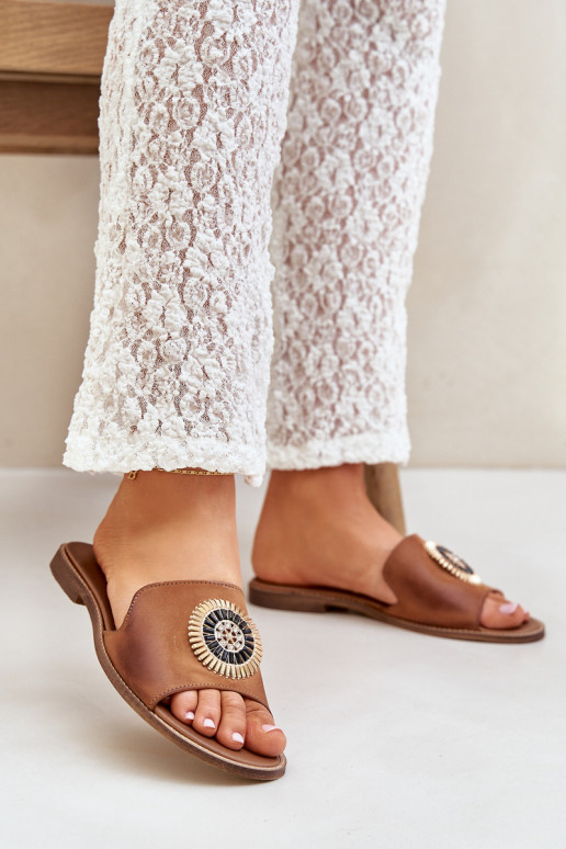 Plätud naturaalsest nahast kaunistustega laiade nööridega Lesisseski 3047/O pruunid värvi Plätud naturaalsest nahast kaunistustega laiade nööridega Lesisseski 3047/O pruunid värvi