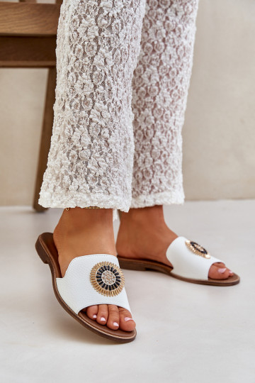 Plätud naturaalsest nahast kaunistustega laiade nööridega Lesisseski 3047/O valget värvi