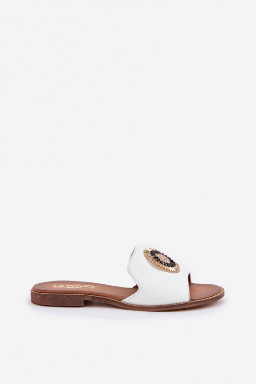 Plätud naturaalsest nahast kaunistustega laiade nööridega Lesisseski 3047/O valget värvi Plätud naturaalsest nahast kaunistustega laiade nööridega Lesisseski 3047/O valget värvi