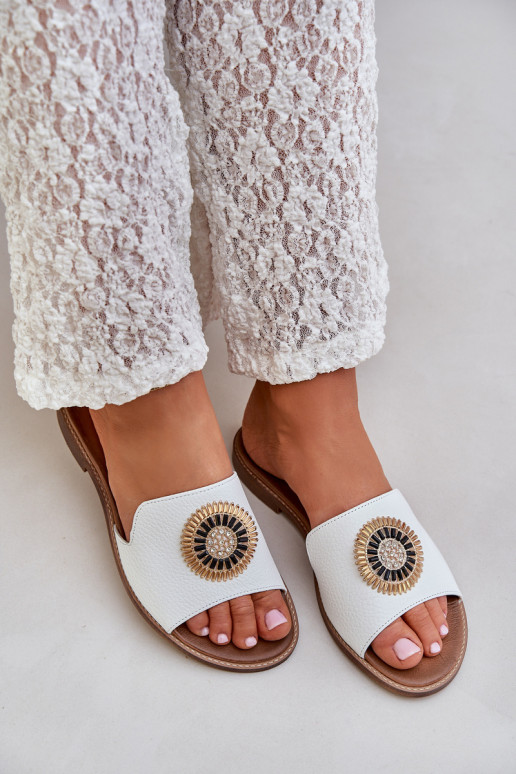 Plätud naturaalsest nahast kaunistustega laiade nööridega Lesisseski 3047/O valget värvi Plätud naturaalsest nahast kaunistustega laiade nööridega Lesisseski 3047/O valget värvi