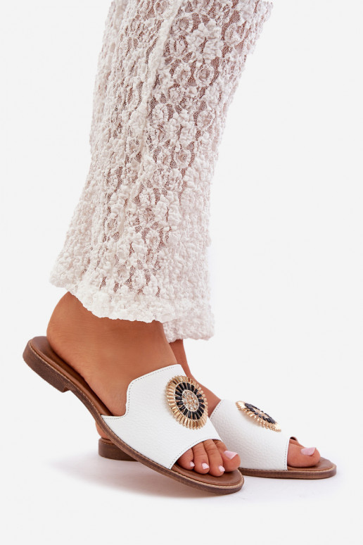 Plätud naturaalsest nahast kaunistustega laiade nööridega Lesisseski 3047/O valget värvi Plätud naturaalsest nahast kaunistustega laiade nööridega Lesisseski 3047/O valget värvi