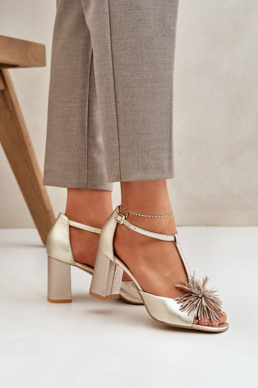 sandaalid Pealhk kõrge jämeda kontsaga kaunistustega Laura Messi 2758 Kuldset värvi sandaalid Pealhk kõrge jämeda kontsaga kaunistustega Laura Messi 2758 Kuldset värvi