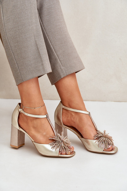 sandaalid Pealhk kõrge jämeda kontsaga kaunistustega Laura Messi 2758 Kuldset värvi sandaalid Pealhk kõrge jämeda kontsaga kaunistustega Laura Messi 2758 Kuldset värvi