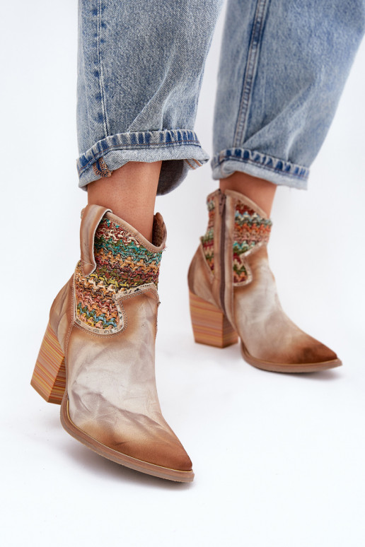 Pealhk kauboistiilis saapad kõrge jämeda kontsaga kaunistustega Plecionką Sellel onciejka 06810-29 Mitmevärvilised