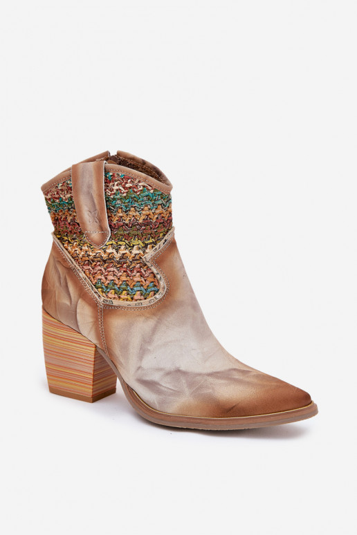 Pealhk kauboistiilis saapad kõrge jämeda kontsaga kaunistustega Plecionką Sellel onciejka 06810-29 Mitmevärvilised