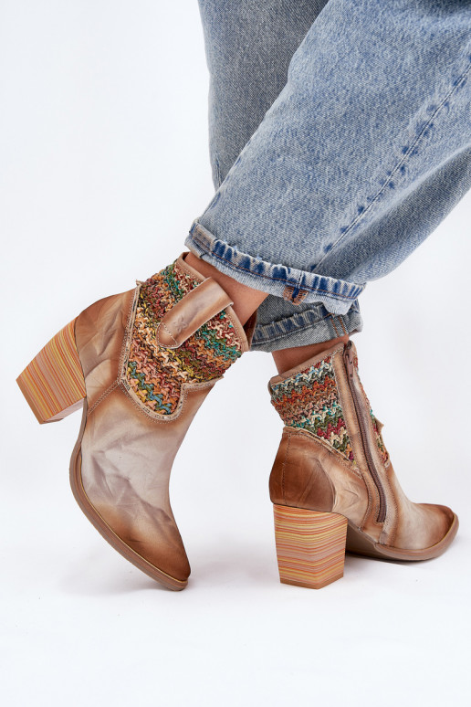 Pealhk kauboistiilis saapad kõrge jämeda kontsaga kaunistustega Plecionką Sellel onciejka 06810-29 Mitmevärvilised