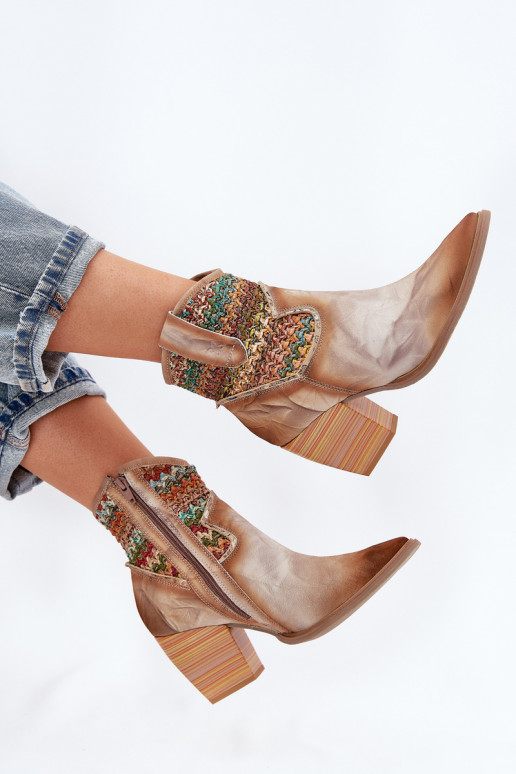 Pealhk kauboistiilis saapad kõrge jämeda kontsaga kaunistustega Plecionką Sellel onciejka 06810-29 Mitmevärvilised