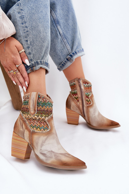 Pealhk kauboistiilis saapad kõrge jämeda kontsaga kaunistustega Plecionką Sellel onciejka 06810-29 Mitmevärvilised