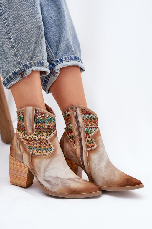 Pealhk kauboistiilis saapad kõrge jämeda kontsaga kaunistustega Plecionką Sellel onciejka 06810-29 Mitmevärvilised