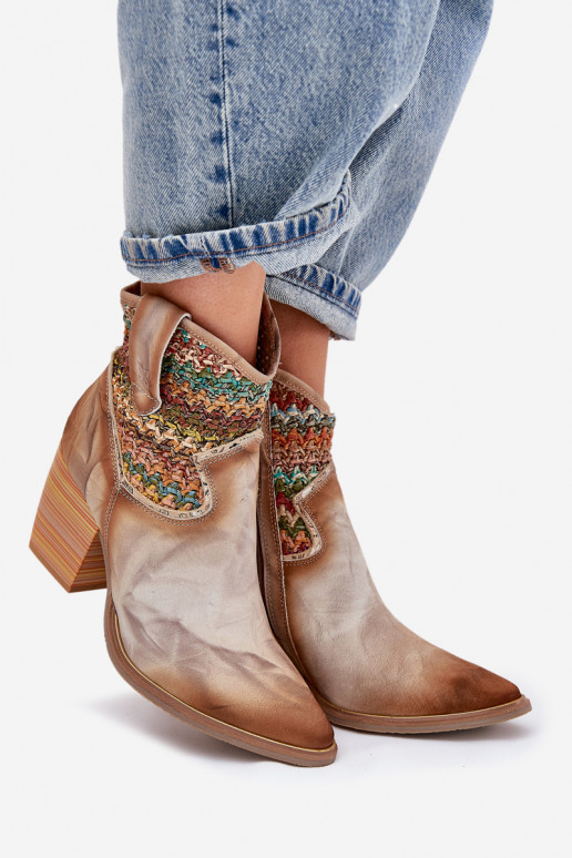 Pealhk kauboistiilis saapad kõrge jämeda kontsaga kaunistustega Plecionką Sellel onciejka 06810-29 Mitmevärvilised