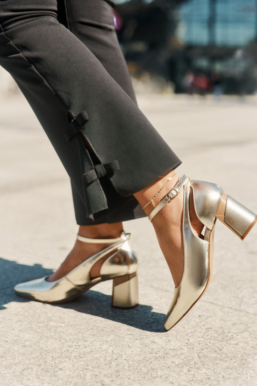 Pealhk Kingad kõrge jämeda kontsaga Sellel onciejka K6816-25 Kuldset värvi Pealhk Kingad kõrge jämeda kontsaga Sellel onciejka K6816-25 Kuldset värvi