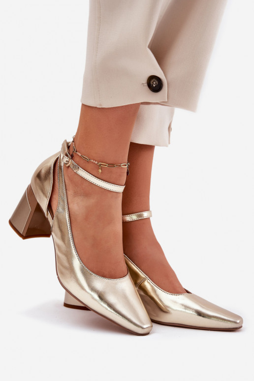 Pealhk Kingad kõrge jämeda kontsaga Sellel onciejka K6816-25 Kuldset värvi Pealhk Kingad kõrge jämeda kontsaga Sellel onciejka K6816-25 Kuldset värvi