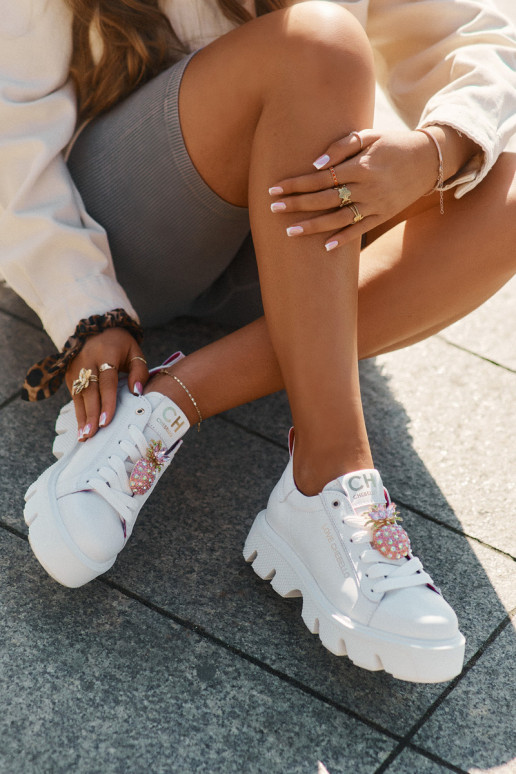 Pealhk Sneakers tüüpi jalanõud kaunistustega Broszką Ananas CheBello 4651 valget värvi Pealhk Sneakers tüüpi jalanõud kaunistustega Broszką Ananas CheBello 4651 valget värvi