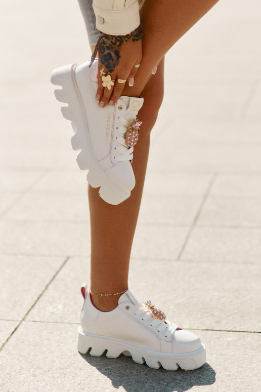 Pealhk Sneakers tüüpi jalanõud kaunistustega Broszką Ananas CheBello 4651 valget värvi Pealhk Sneakers tüüpi jalanõud kaunistustega Broszką Ananas CheBello 4651 valget värvi