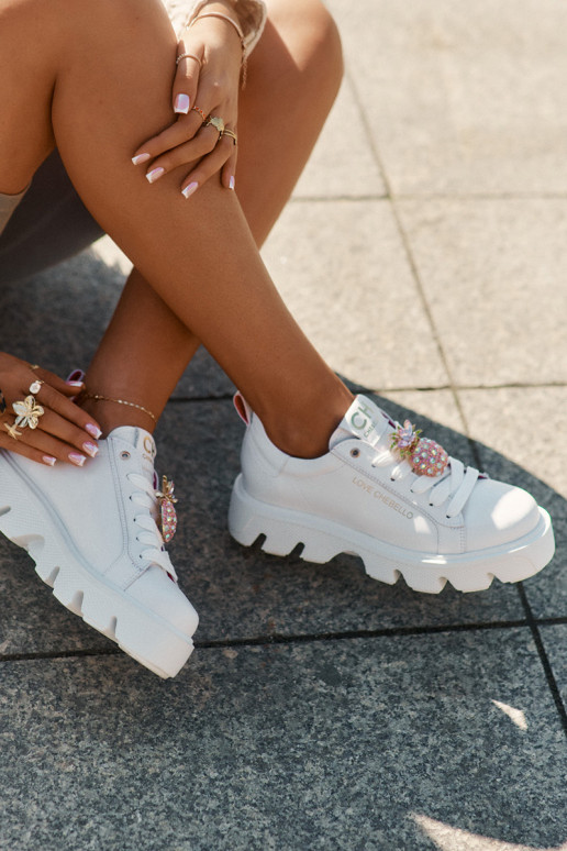 Pealhk Sneakers tüüpi jalanõud kaunistustega Broszką Ananas CheBello 4651 valget värvi Pealhk Sneakers tüüpi jalanõud kaunistustega Broszką Ananas CheBello 4651 valget värvi