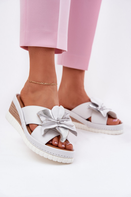 Plätud naturaalsest nahast Pealiste omad Kiilu peal Koos Ornate Lill Artiker 54C0538 Valget-Hõbedat värvi Plätud naturaalsest nahast Pealiste omad Kiilu peal Koos Ornate Lill Artiker 54C0538 Valget-Hõbedat värvi