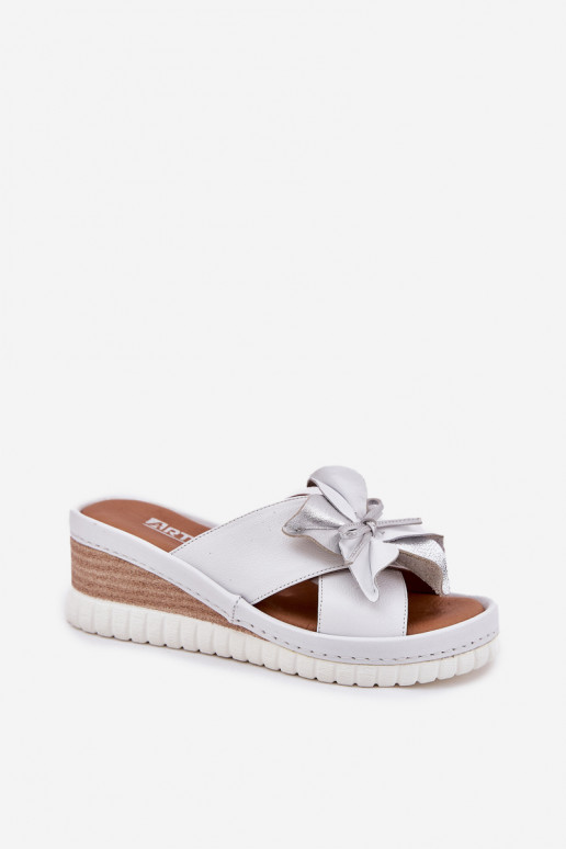 Plätud naturaalsest nahast Pealiste omad Kiilu peal Koos Ornate Lill Artiker 54C0538 Valget-Hõbedat värvi Plätud naturaalsest nahast Pealiste omad Kiilu peal Koos Ornate Lill Artiker 54C0538 Valget-Hõbedat värvi