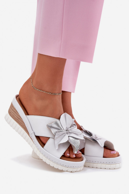 Plätud naturaalsest nahast Pealiste omad Kiilu peal Koos Ornate Lill Artiker 54C0538 Valget-Hõbedat värvi Plätud naturaalsest nahast Pealiste omad Kiilu peal Koos Ornate Lill Artiker 54C0538 Valget-Hõbedat värvi