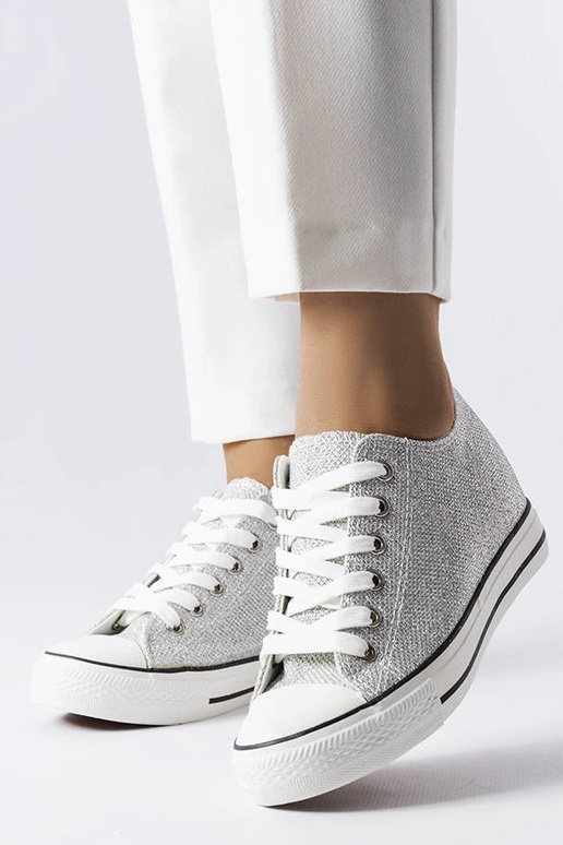 Hopeiset kiiltävät urheilukengät... Hopeiset kiiltävät urheilukengät...