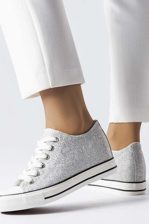 Hopeiset kiiltävät urheilukengät... Hopeiset kiiltävät urheilukengät...