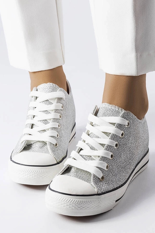 Hopeiset kiiltävät urheilukengät... Hopeiset kiiltävät urheilukengät...