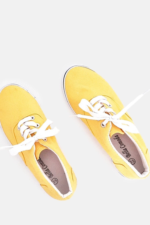 Kollased laste sportlikud kingad...