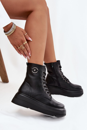 töötavad naiste pahkluu saapad soojendatud platvormiga ja dekoratiivsete detailidega Vinceza 16513 musta värvi