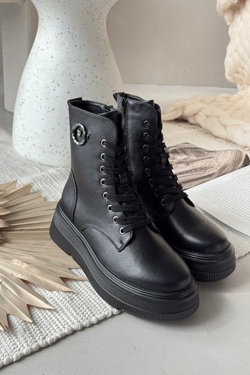 töötavad naiste pahkluu saapad soojendatud platvormiga ja dekoratiivsete detailidega Vinceza 16513 musta värvi